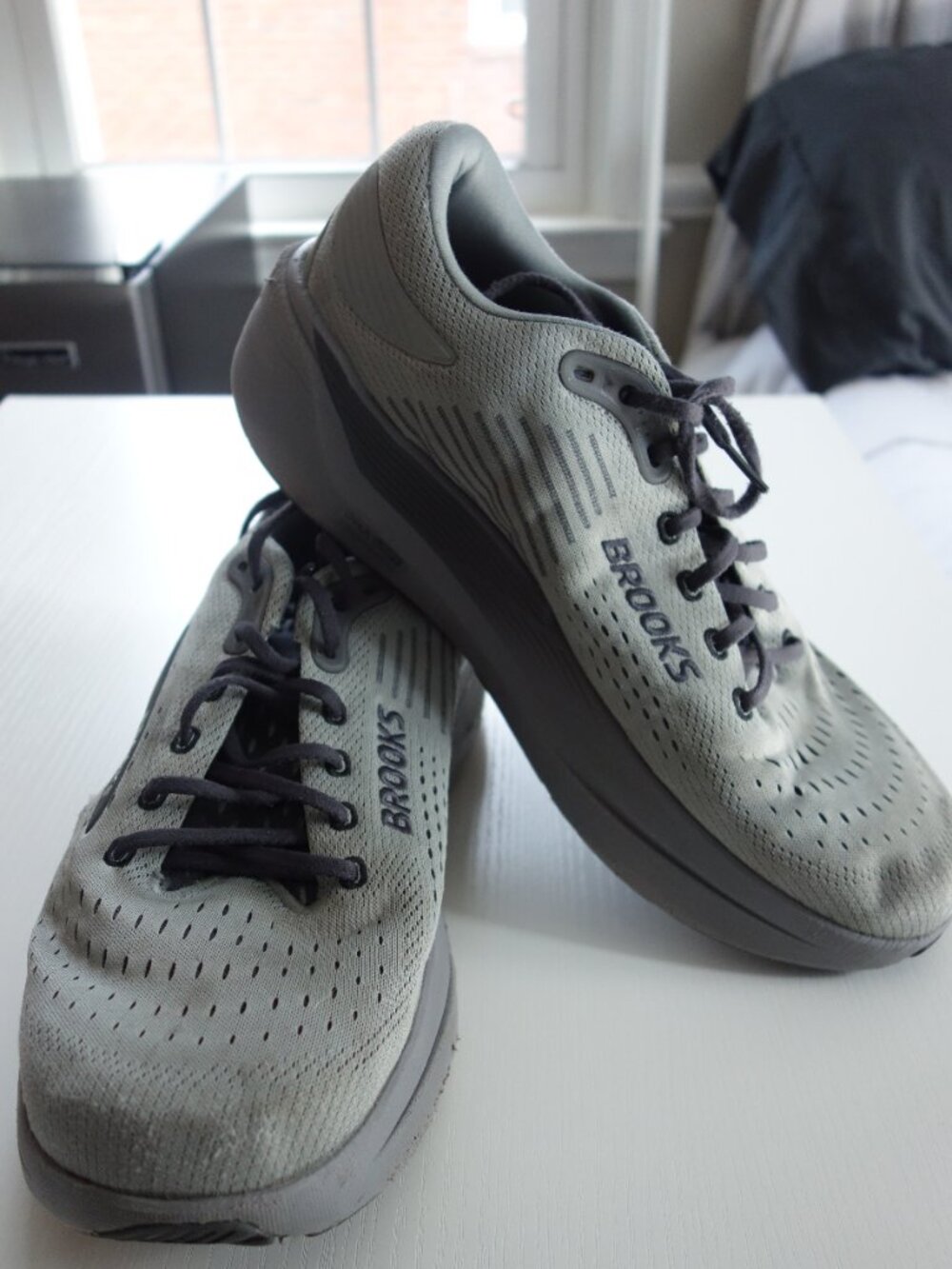 Brooks Ghost Max Gray Running Shoes Men's Size 13 — Upper Hole